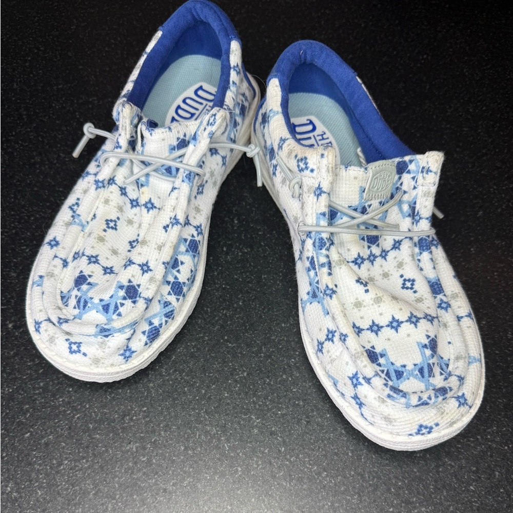 Wally Festival of Lights Hey Dudes Youth Sz 4